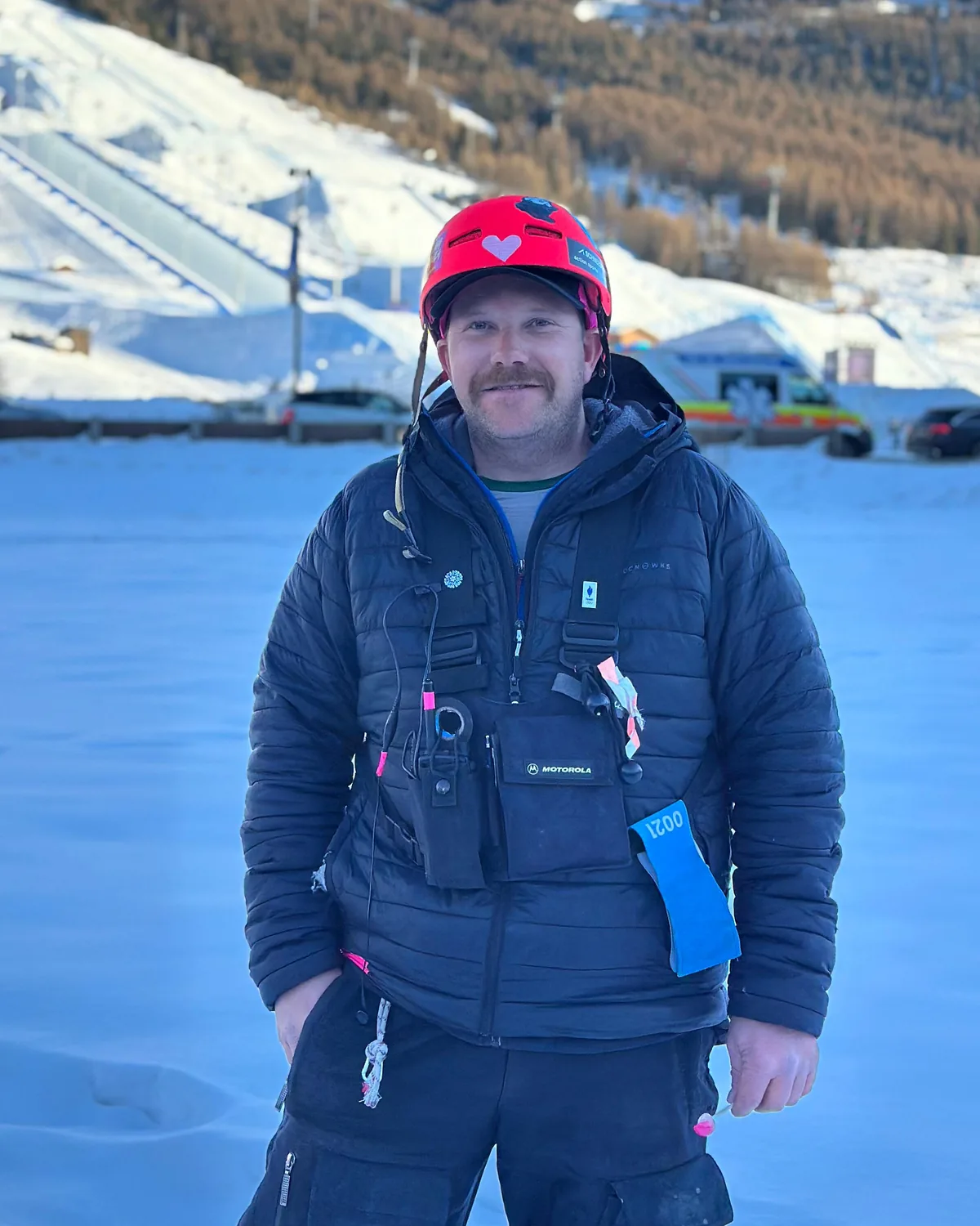 Pascal Perret in Sicherheitsausrüstung an den Olympischen Winterspielen Milano Cortina 2026